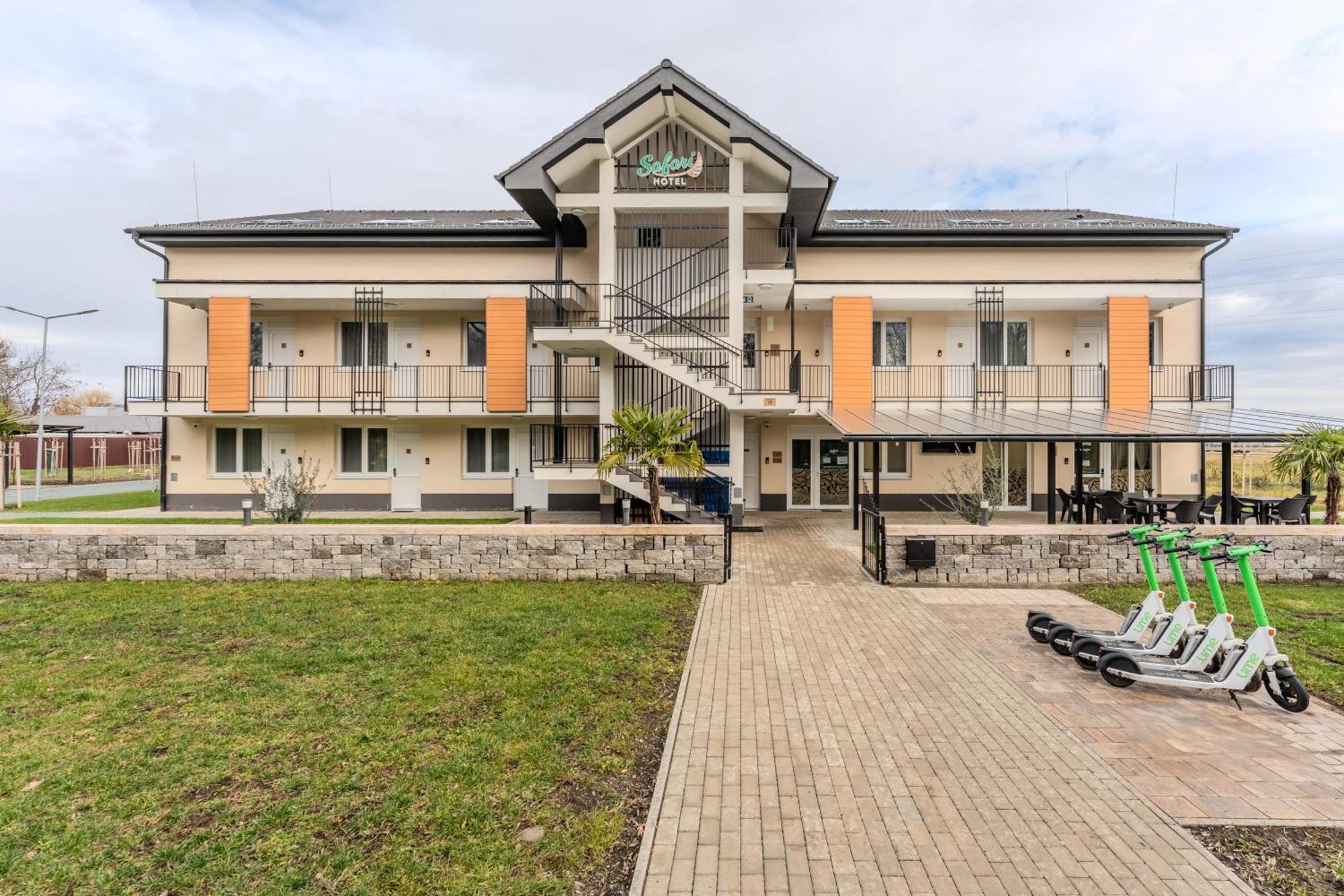Safari Hotel セゲド エクステリア 写真